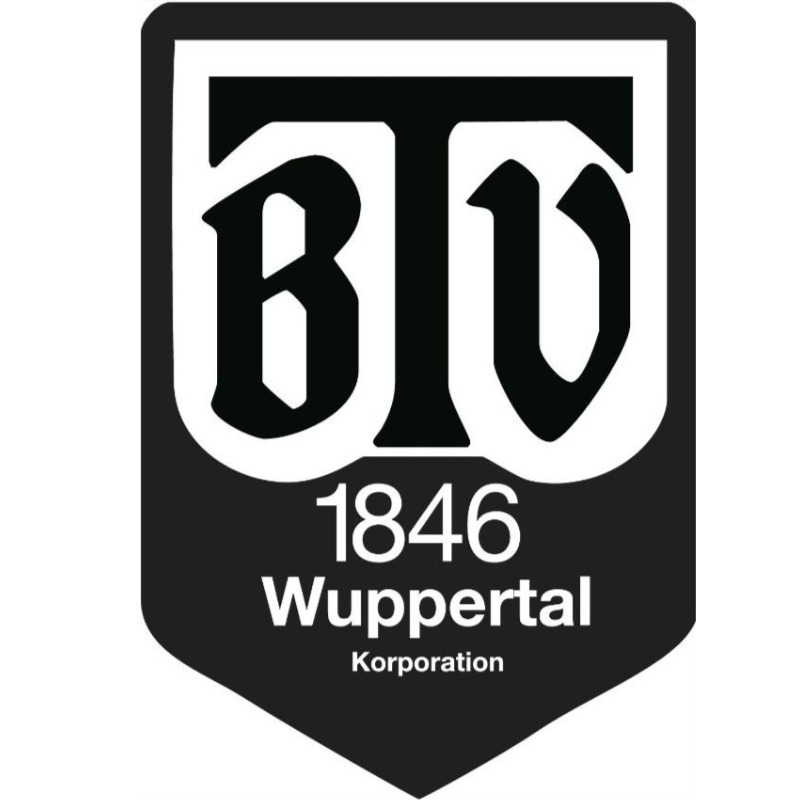 Frontalansicht von weißen Rollkunstlaufstiefeln mit gelben Stoppern auf grauem Steinboden beim Barmer Turn Verein in Wuppertal