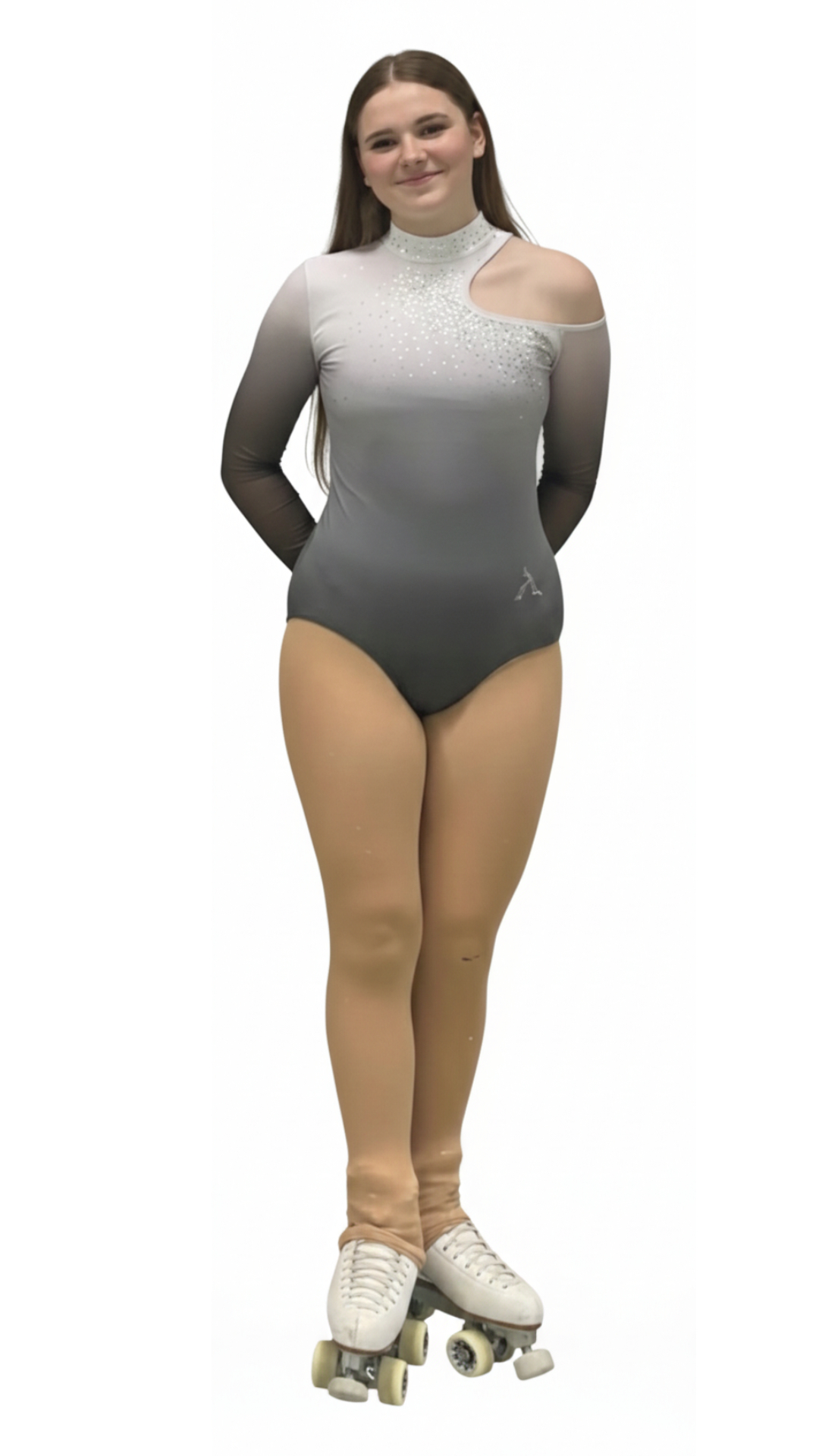 Trainerin Lilly vom Verein BTV 1846 Wuppertal in einem grau-weißen Kürkleid auf Rollschuhen vor weißem Hintergrund