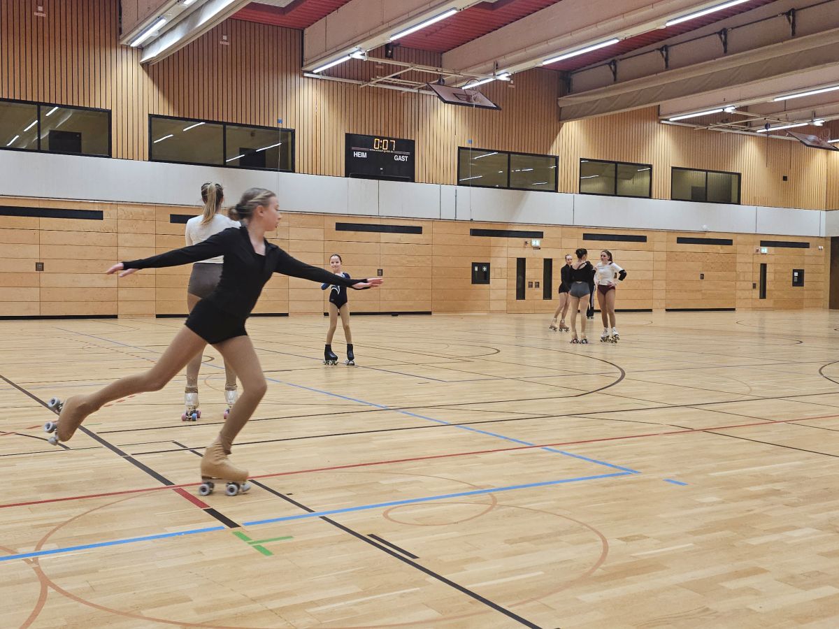 Probetraining für Rollkunstlauf beim BTV Wuppertal: Nachwuchsläuferin übt die richtige Körperhaltung auf Rollschuhen in der vereinseigenen Halle.